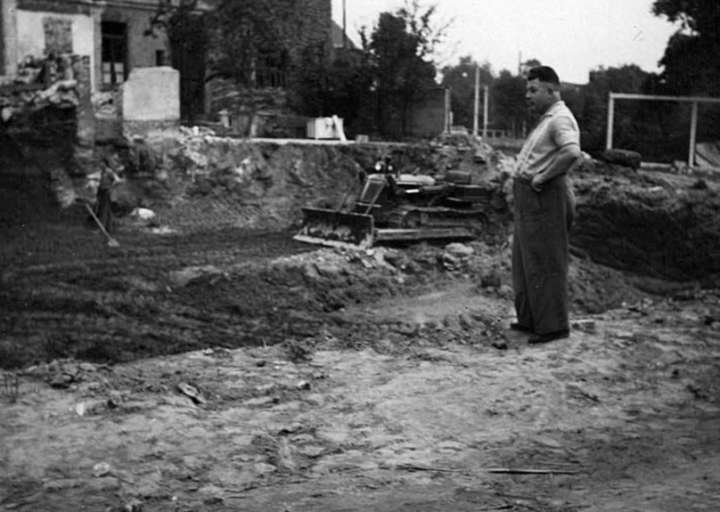 Anton Kieven an der Baugrube