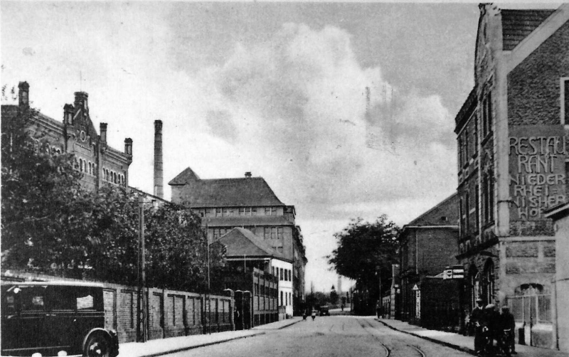 Restaurant „Niederrheinischer Hof“ im Hintergrund Lederfabrik Spier