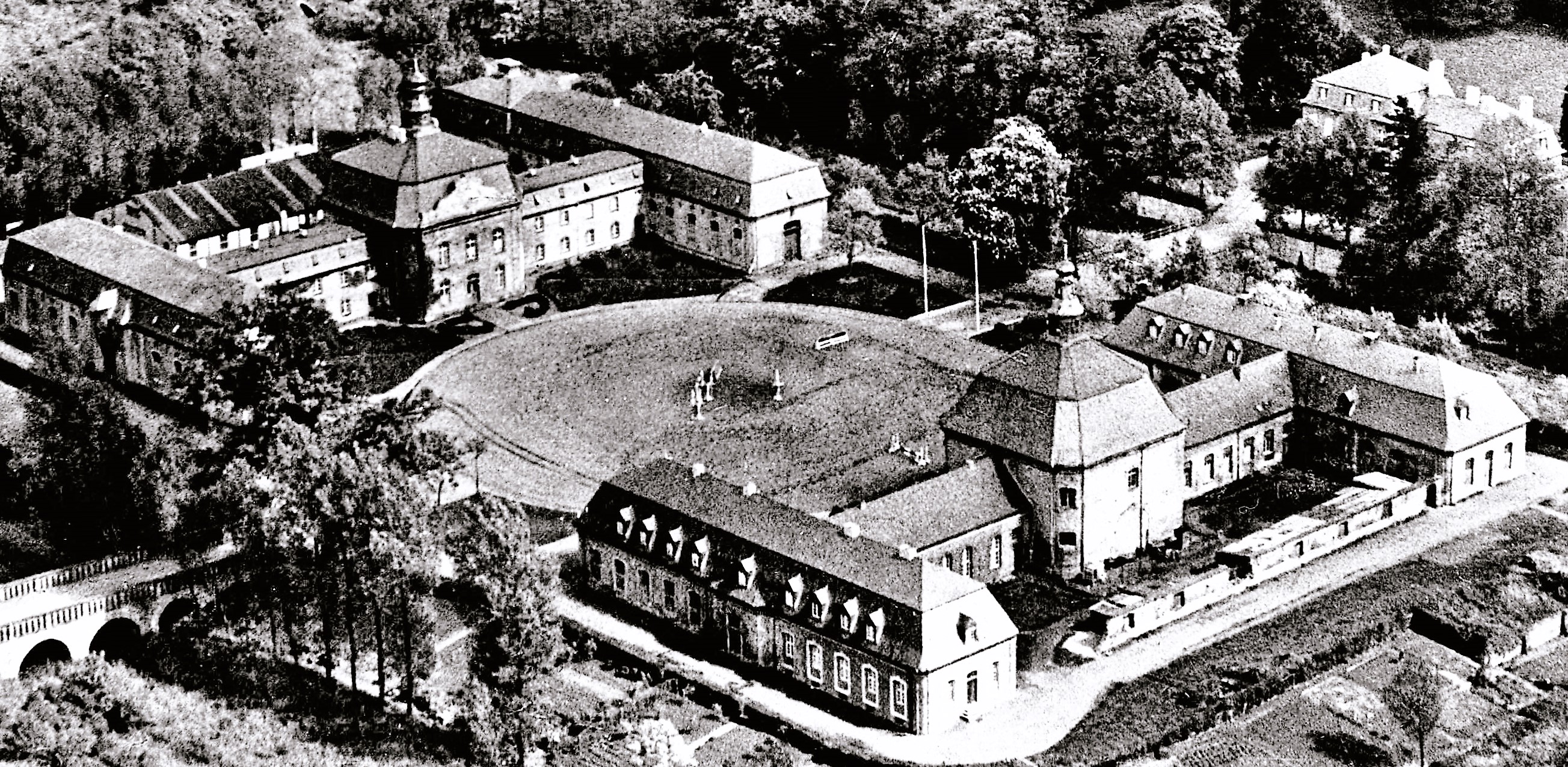 Arbeitsrondell in der Schlossanlage in der Zeit als die Hengstvorführungen stattfanden