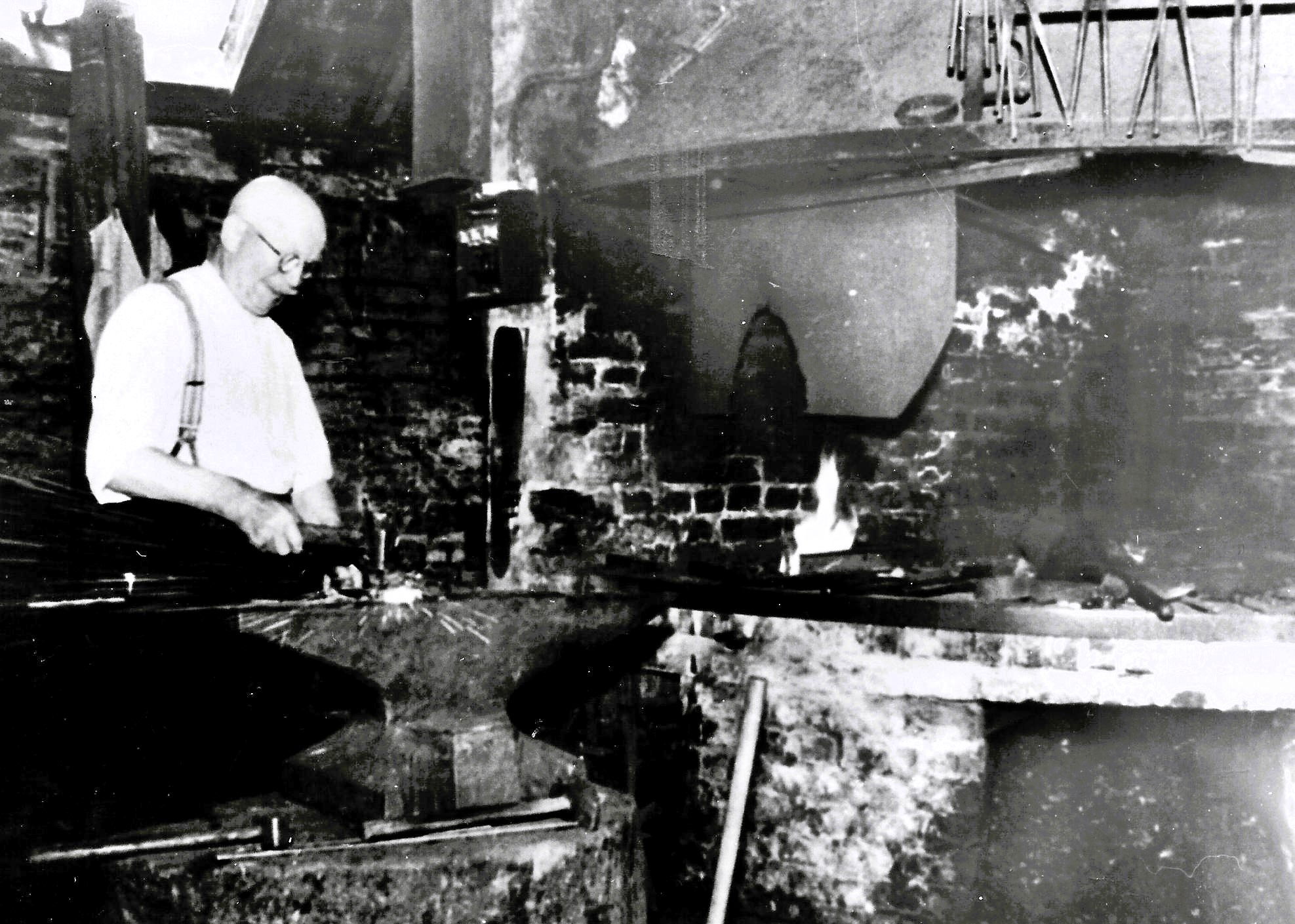 Schmied Max Ringelberg bei der Arbeit