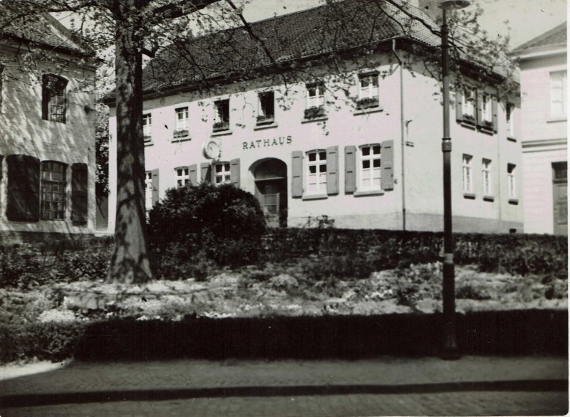 Rathausvorplatz mit Eiche