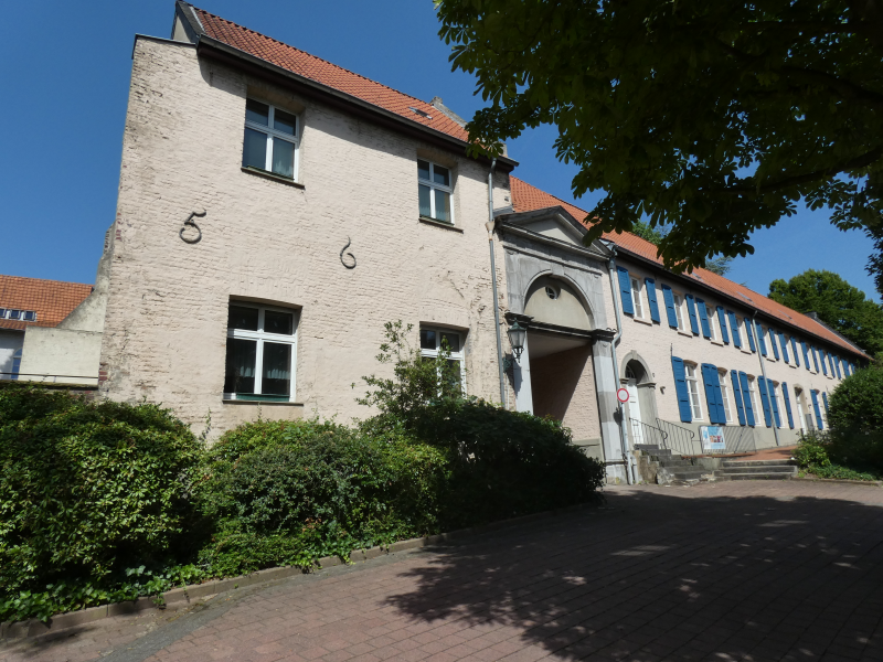 Klostergebäude neben dem Torbogen