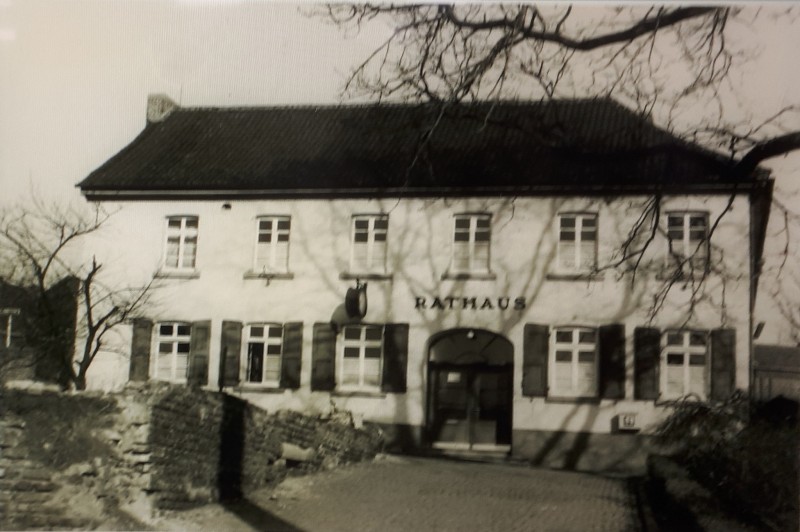 Das Wickrather Rathaus nach dem Krieg ohne große Schäden