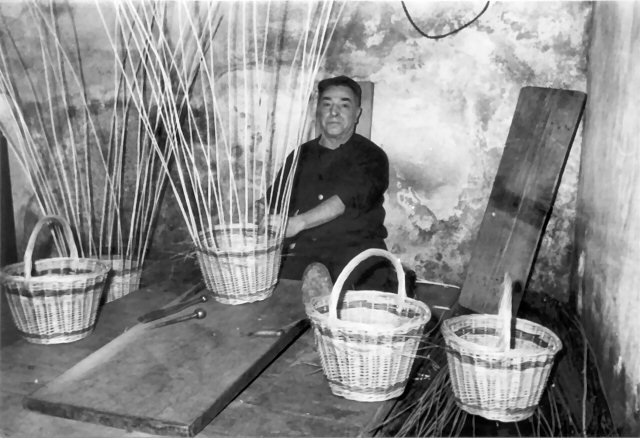 Kiehre Pitter, 1971 ein hervorragender Korbflechter in seiner Zeit 