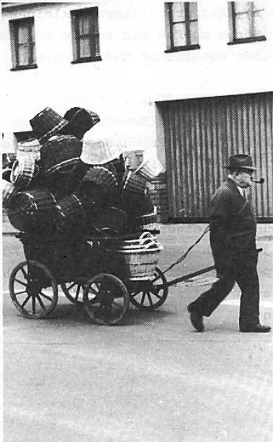 Kluse Männ, 1970 auf  dem Weg die gefertigten Korbwaren zum Verkauf  anzubieten.