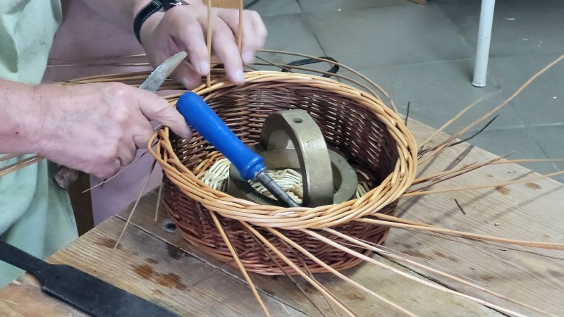 Korbmacher bei der Arbeit .. 