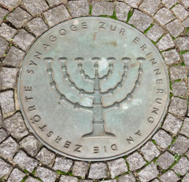 Erinnerungsplatte mit 7 -armigem Leuchter