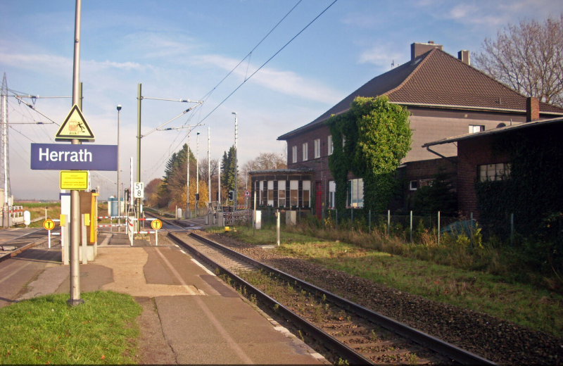 Bahnhof Herrath Stellwerk Hf. Blick auf das Empfangsgebäude