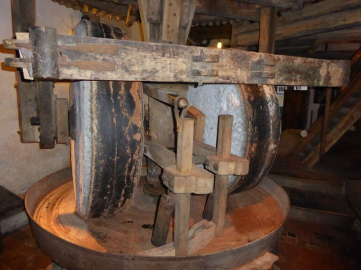 Getreidemühle mit zwei runden Mahlsteinen