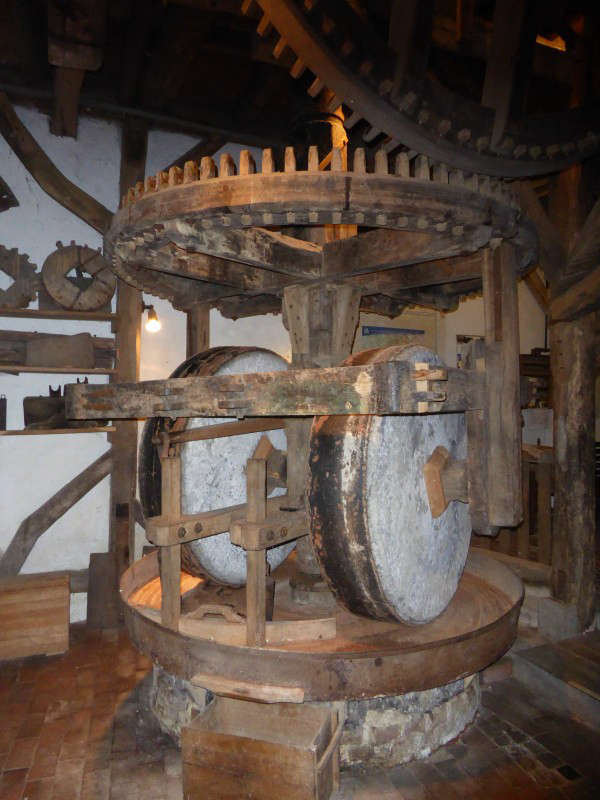 Getreidemühle mit zwei runden Mahlsteinen