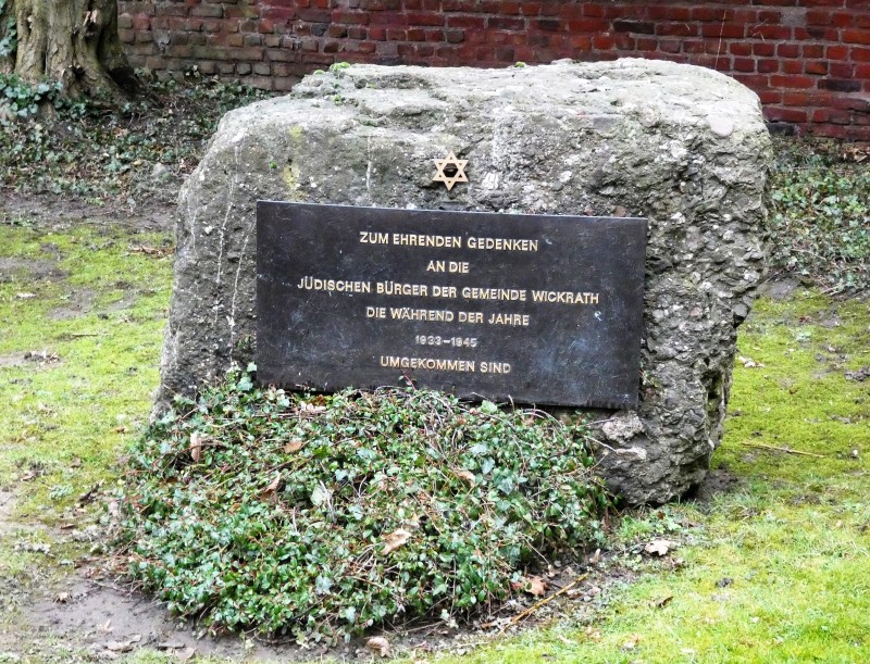 Am Eingangsbereich findet man diesen Stein zum Gedenken an die jüdischen Mitbewohner aus Wickrath