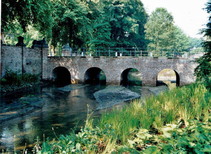 Aufwendig restaurierte Fünf-Bogen-Brücke 