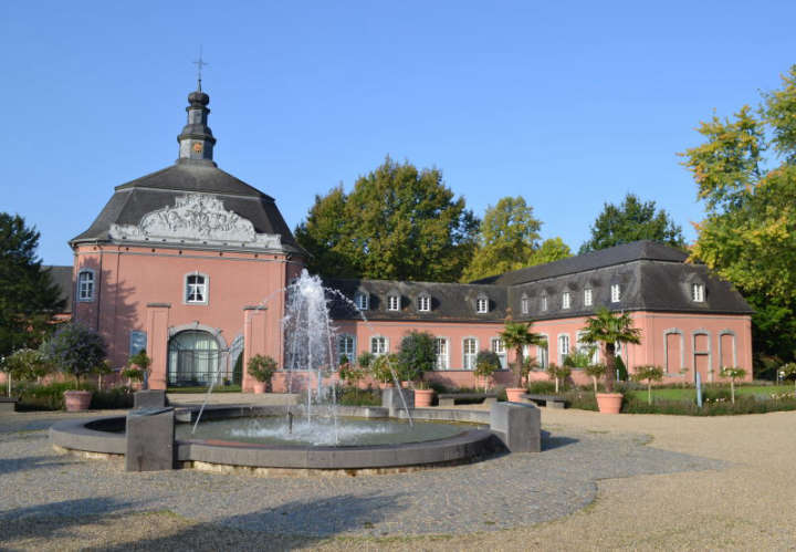 Vorburg, Westflügel mit Springbrunnen
