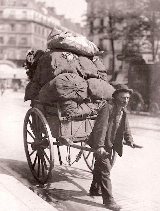 Lumpensammler in Paris - Eugène Atget, Public domain, via Wikimedia Commons