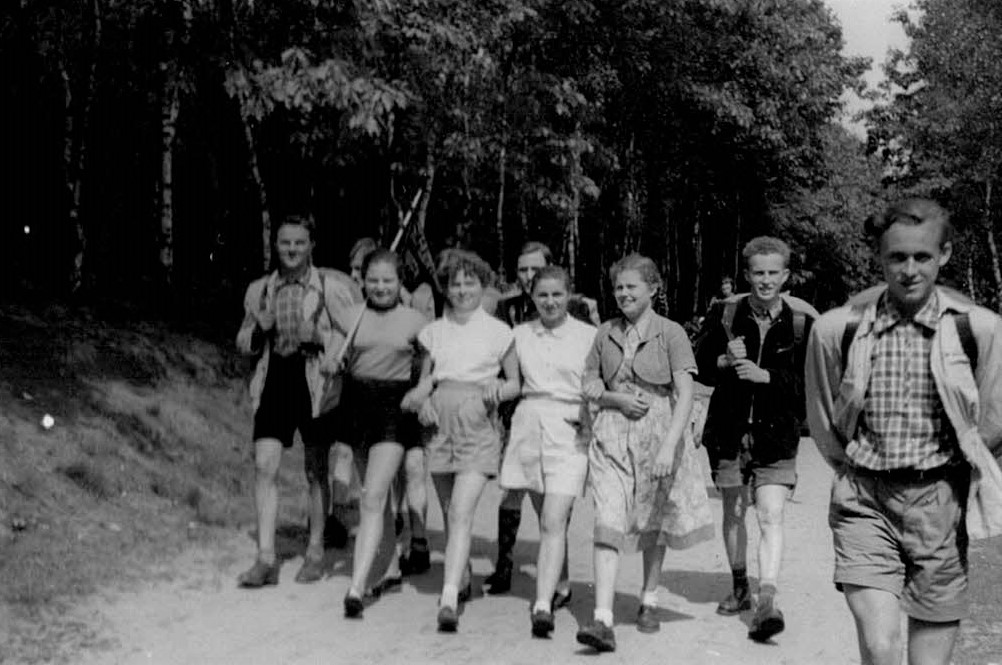 Mädchen und Jungen zu Pfingsten 1954 auf Wanderschaft
