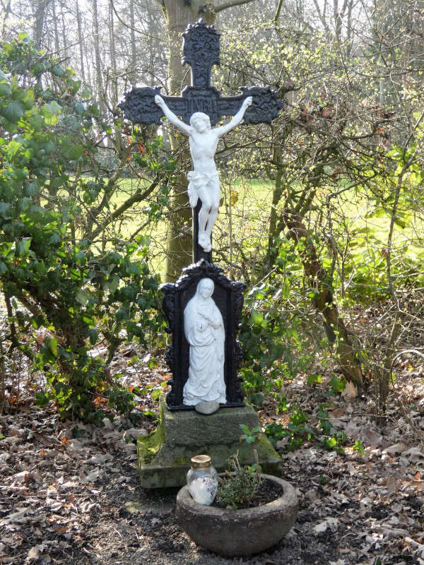 Das Wegekreuz findet man am Kuckumer Quellenweg in Unterwestrich