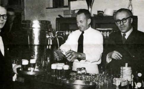 So war es einmal -Theo Abels sen. Mit seinen treuen Helfern, dem Büfettier H. Pieper und dem Kellner W. Jülicher. Im Hintergrund Theo Abels jun.