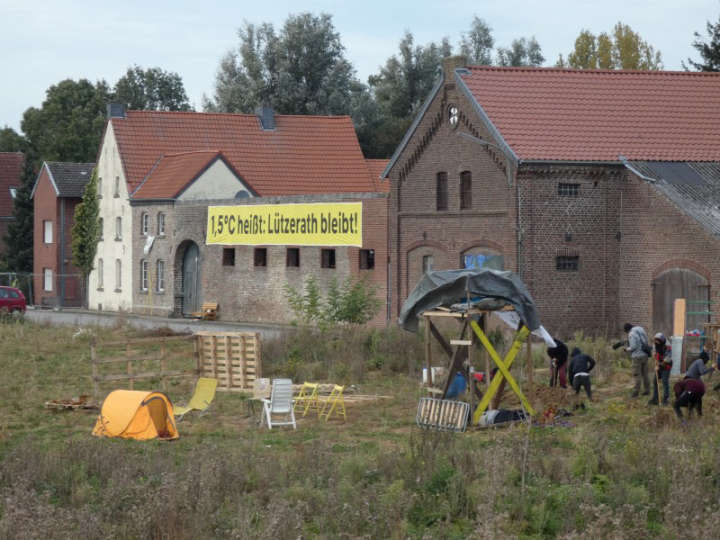 Hof in Lützerath mit Plakat