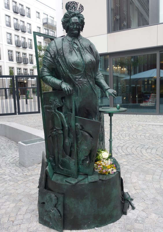 Neubrückstraße auf dem Mutter-Ey-Platz in Düsseldorf (Peter Rübsam)