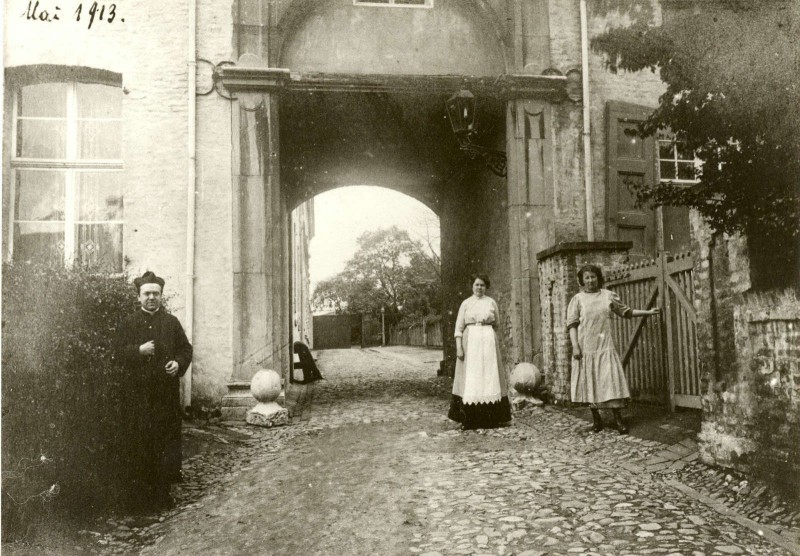 Kaplan Kirschbaum vor dem Eingang der alten Klosterpforte