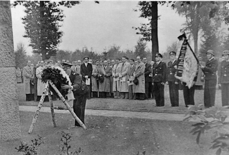1953  die Feuerwehr Wickrath bei der Einweihung des Soldatenfriedhofes