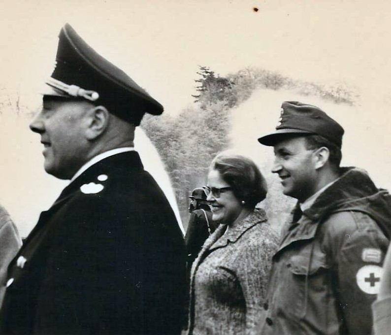 Empfang der Freiwilligen Feuerwehr Wickrath 1967 auf Schloss Dyck, durch die Fürstin zu Salm-Reifferscheidt. 