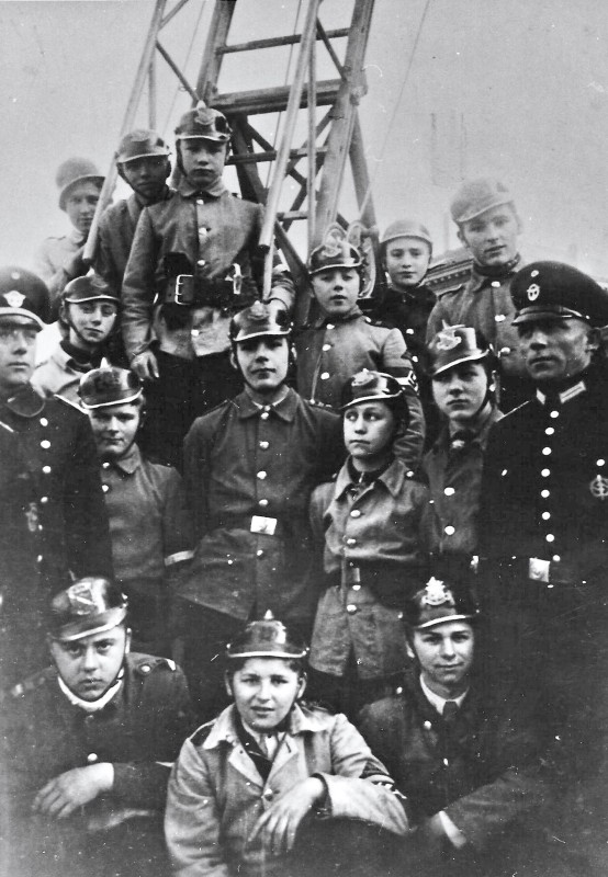 links, Hans Bähren, der während des zweiten Weltkrieges junge Männer, fast noch Kinder, für den Feuerwehr-Dienst heranbilden musste.