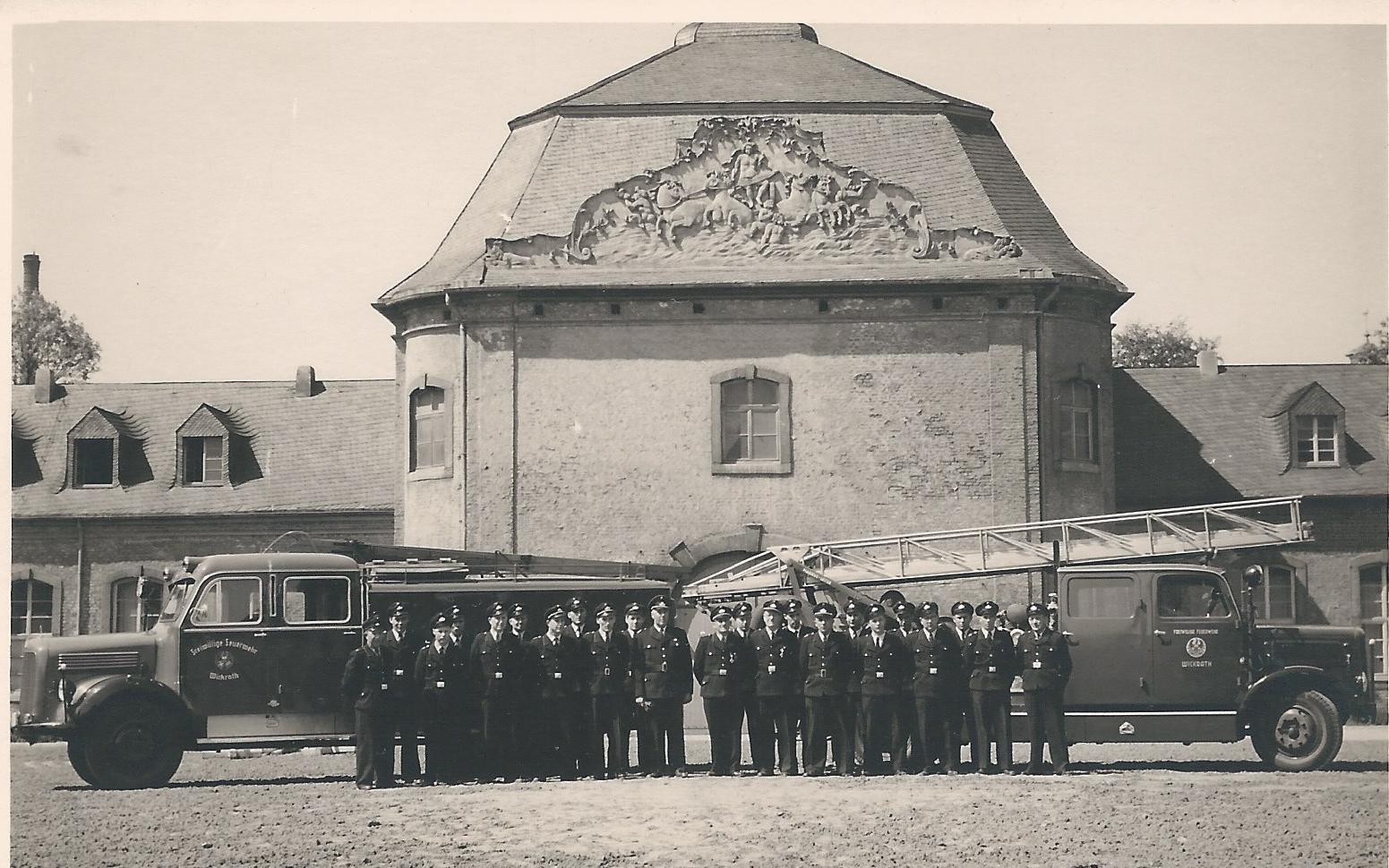 Aufstellung der Freiwilligen Feuerwehr mit Leiterwagen und Tankwagen vor Schloss Wickrath.