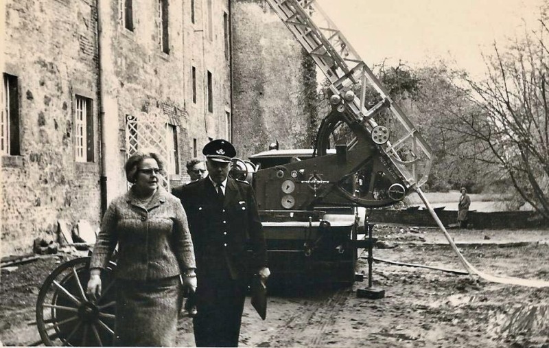 Empfang der Freiwilligen Feuerwehr Wickrath 1967 auf Schloss Dyck, durch die Fürstin zu Salm-Reifferscheidt. 