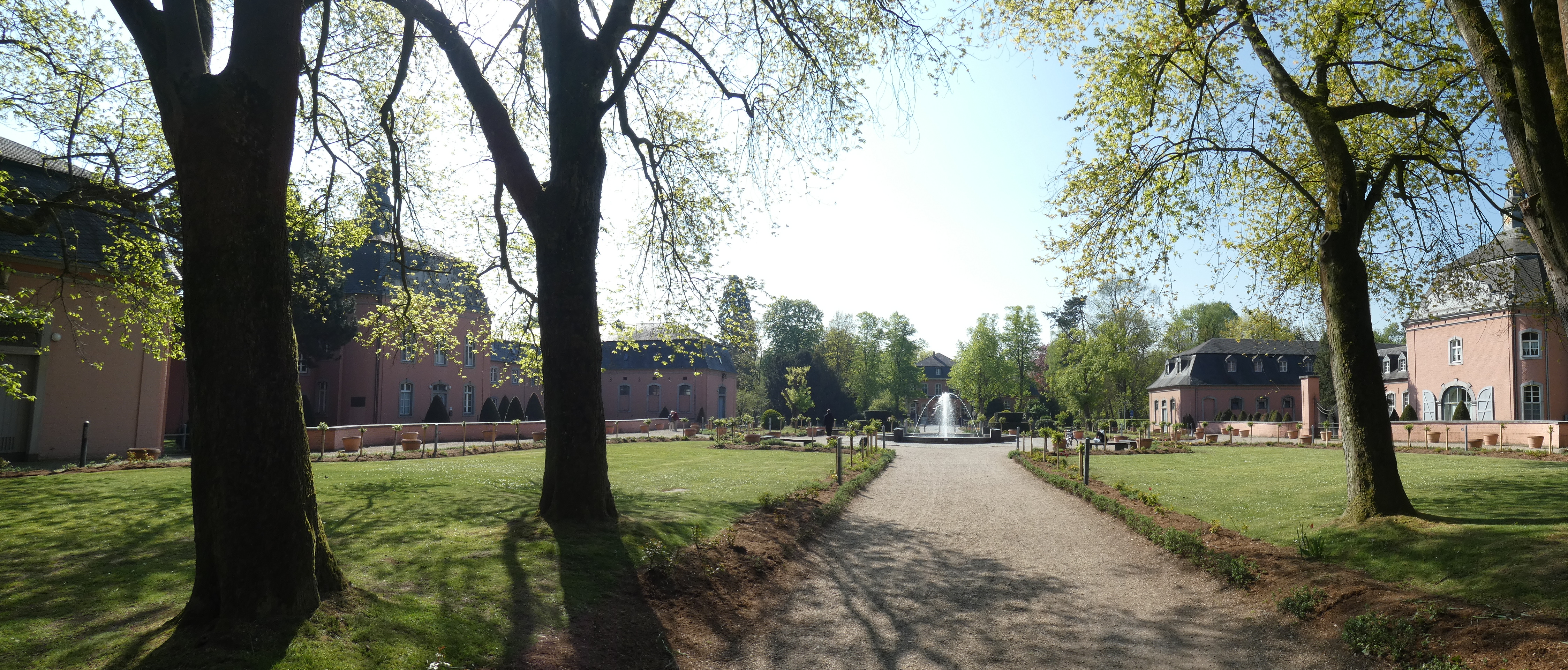Ein Blick vom Eingangsbereich in den Wickrather Schlosspark.