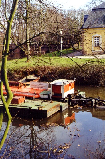 Schwimmbagger im Schlossteich