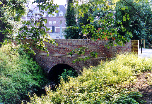 Sanierte Eingangsbrücke