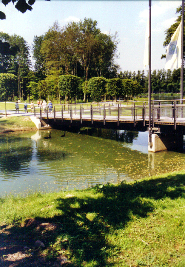 Bei der Erweiterung des Sees wurde der Erddamm entfernt und eine neue Brückenkonstruktion installiert.