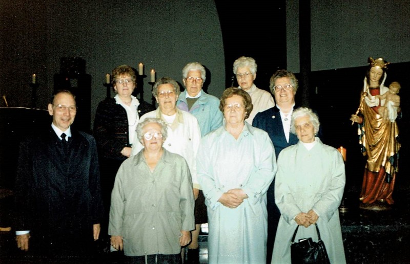 Pastor Wolfgang Kirsten mit den Damen der Paramentenstickerei