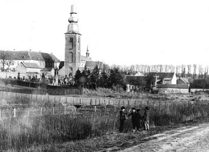 Wickrath vor dem Krieg, außerhalb der Stadtmauer. 