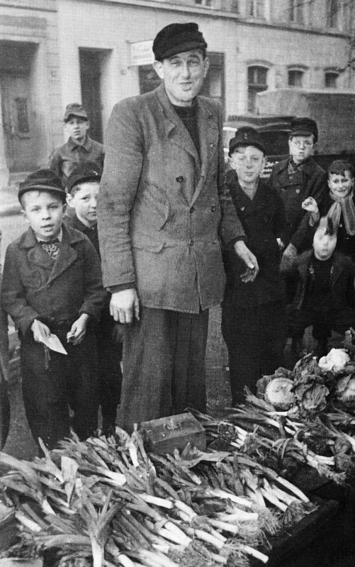 1950, Gärtner Heinrich Hoffmann aus Schiefbahn, auf dem Krefelder Wochenmarkt
