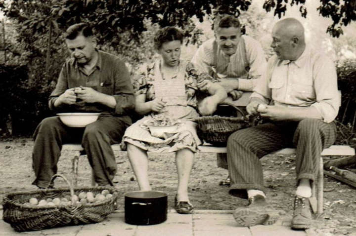 Gemeinsames Kartoffeln schälen