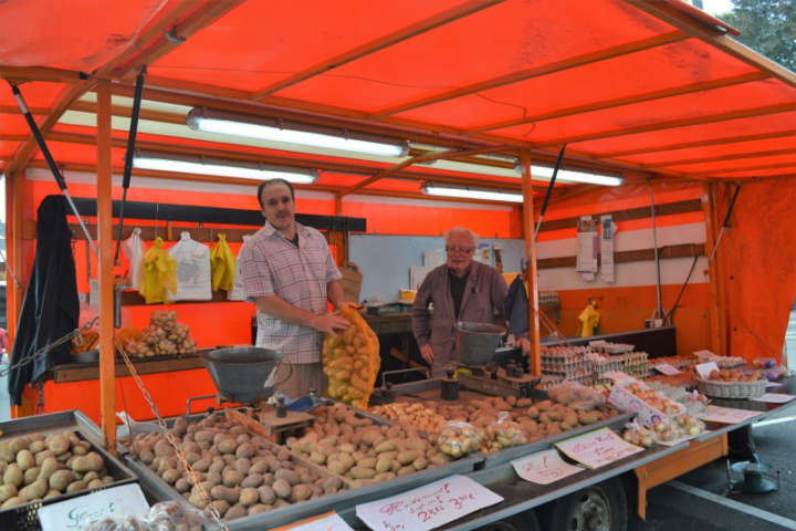 Gerhard Schmitz, Kartoffelbauer aus Lüttelforst, auf seinem Stand in Wickrath, (im Farbfoto rechts zu sehen).