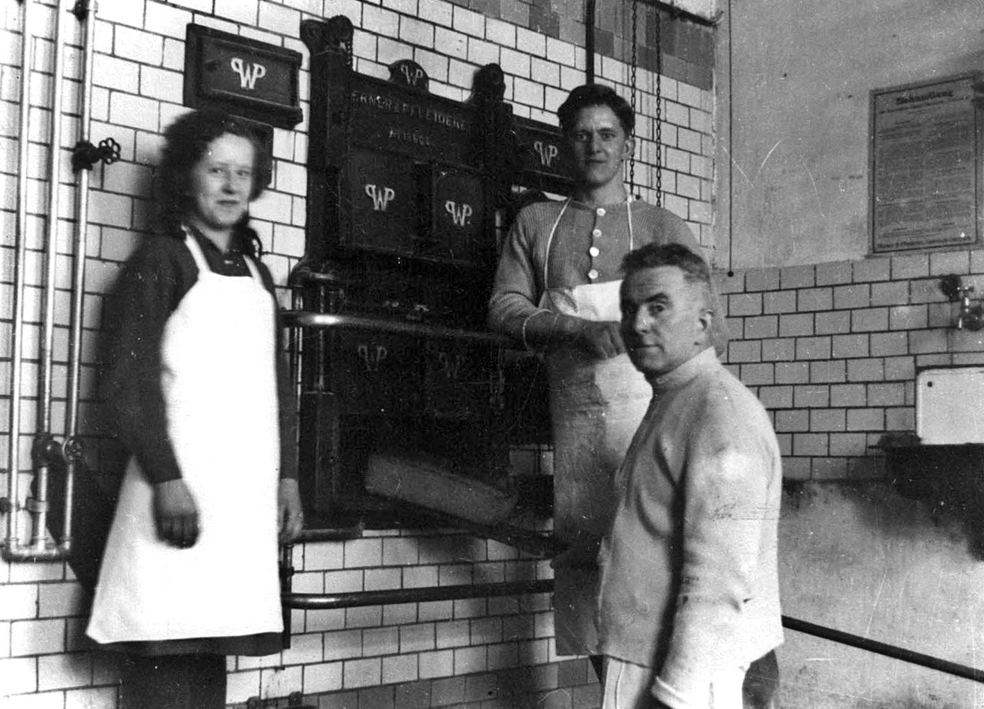 Familie Rombey vor dem Backofen, vorne rechts der Bäckermeister Josef Rombey, darüber sein Bruder Heinrich, der vermisst gemeldet, nicht aus dem Krieg zurückkehrte, links Tochter Gertrud.