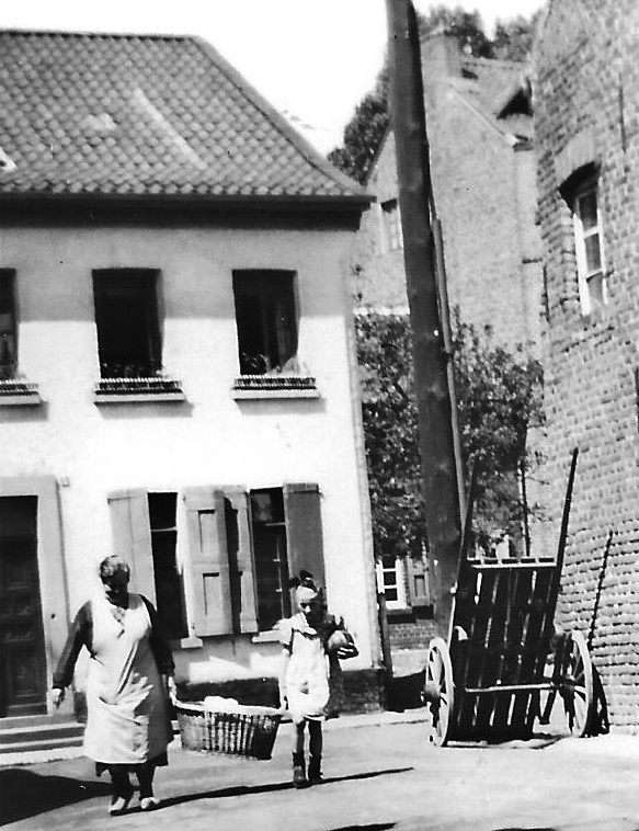 Frau Rombey mit ihrer Tochter Gertrud im Hofraum des Anwesens 
