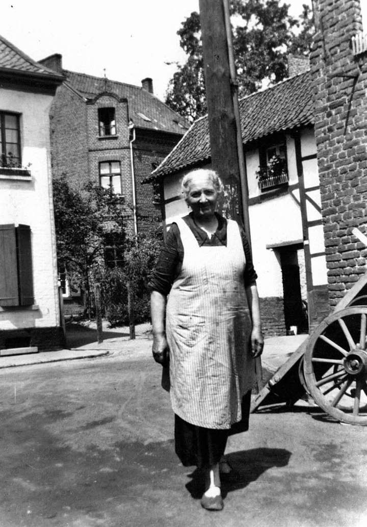 Nachbarin Frau Coenen, Mutter von Josef, genannt „Coenen Schwemm“