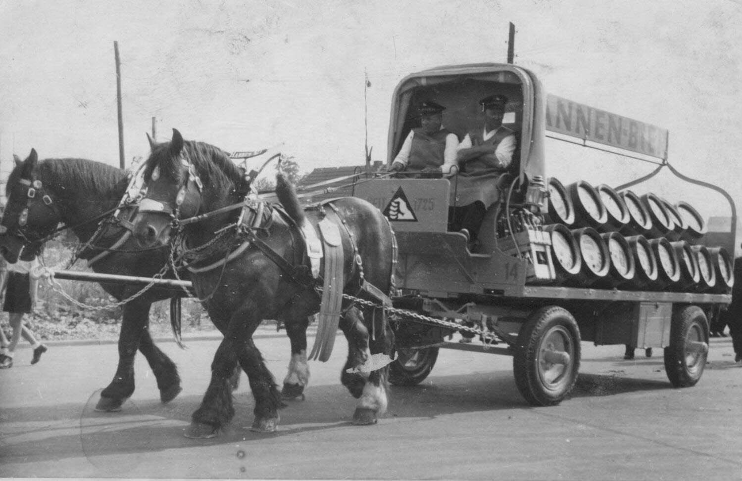 Pferdegespann vor dem Hannen Brauereiwagen - (Stadtarchiv Willich)