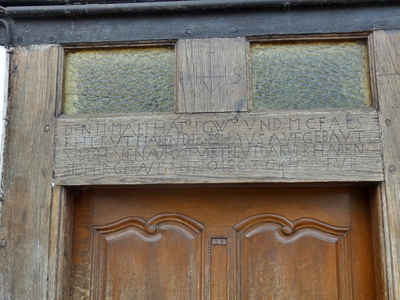Der Türbalken im Innenhof des Gebäudes – Anno 1803